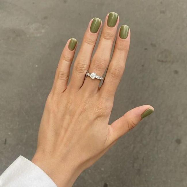 Uñas de color verde oliva.